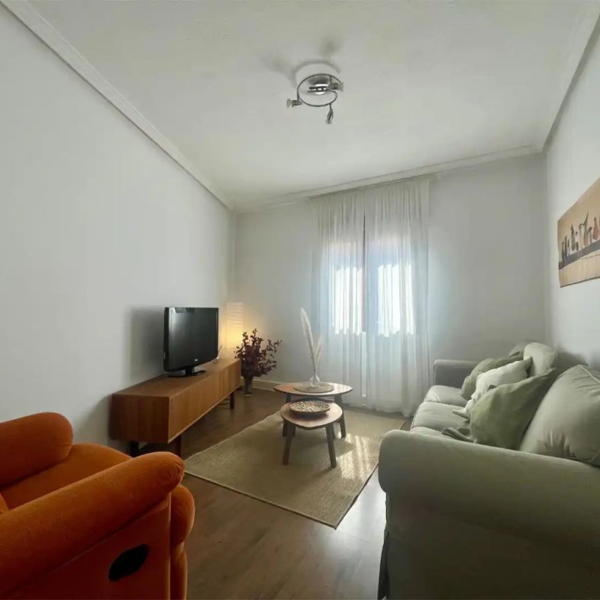 Piso de alquiler en Calle Aureliano San Román, 33, Teatinos - Los Prados - Photo 1