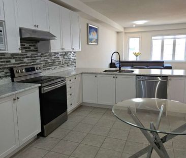 For Lease - 22 Vantage Loop, Newmarket, Ontario - Photo 5