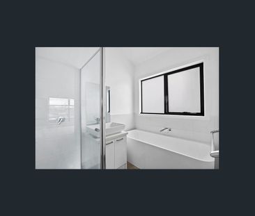 Modern Townhouse in Prime Location – Near Schools and Parklands - Photo 3