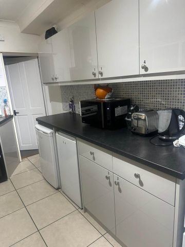 Room 2: 18 Rupert Road, Guildford, GU2 7NE - Photo 5