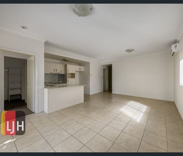 GROUND FLOOR, AIR CONDITIONED 2 BEDROOM UNIT WITH COURTYARD! - Photo 2