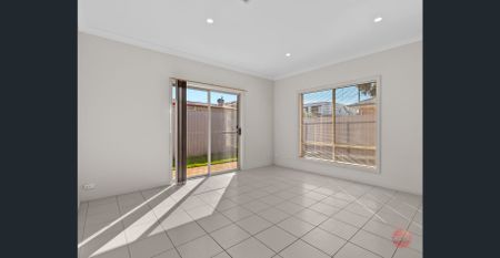 FAMILY LIVING, DOUBLE GARAGE PLUS CLOSE TO TRANSPORT!! - Photo 3