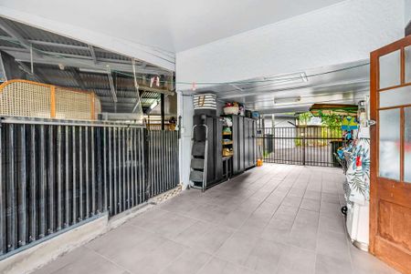 Lovely Quaint Convenient Home with Huge Pool! - Photo 3