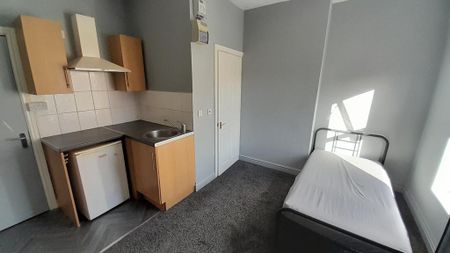 1 bedroom in a house share to rent - Photo 3