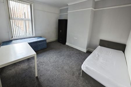 7 bedroom House To Let - Photo 4