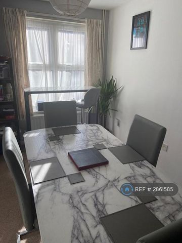 1 bedroom in a flat share to rent - Photo 2
