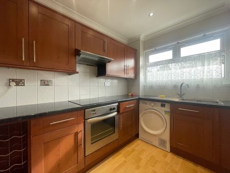 3 bedroom Flat to rent - Photo 5