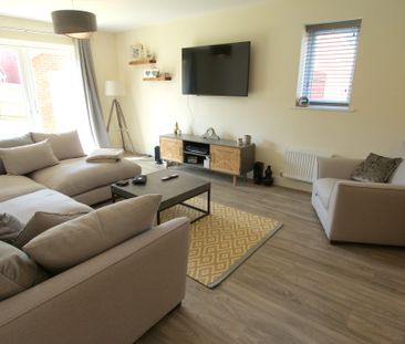 8 Sharing Grove, CHELTENHAM GL528HZ - Photo 1