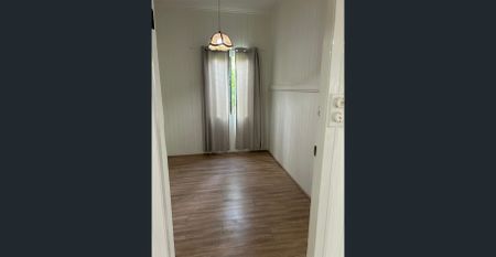 Charming Queenslander Home Near City and University- Upstaris - Photo 4