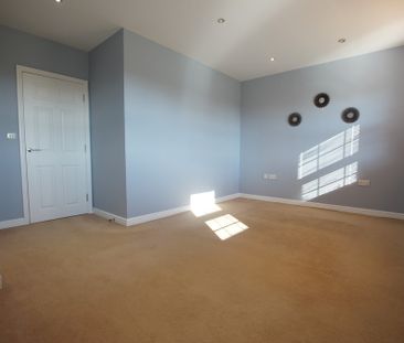 4 bedroom Town House to let - Photo 3