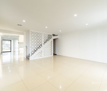 Spacious 7-Bedroom Family Home in Meadow Heights - Photo 2