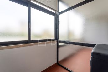 Apartamento T2 renovado para arrendar na Rua São João Bosco