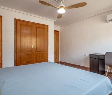 Room in a shared 4-bedroom apartment for rent in Torrefiel, Valencia - Photo 6