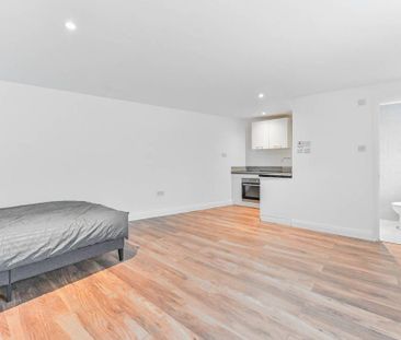 End of terrace house to rent - Photo 2