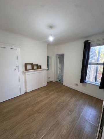 4 Bed Terraced House, Wentworth Road, E12 - Photo 3