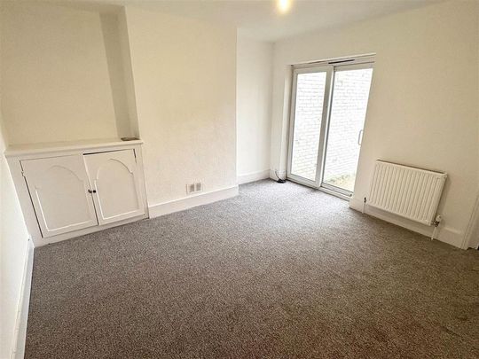 4 bedroom end of terrace house to rent - Photo 1