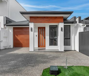 Sophisticated Newly Built Home - Photo 3