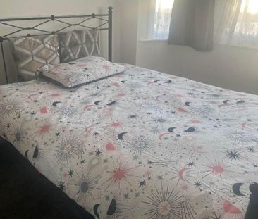 1 bedroom in a flat share to rent - Photo 2