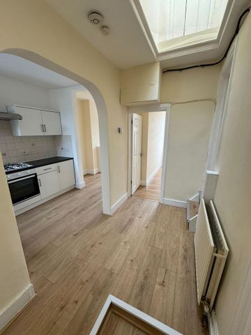 3 bedroom flat to rent - Photo 2
