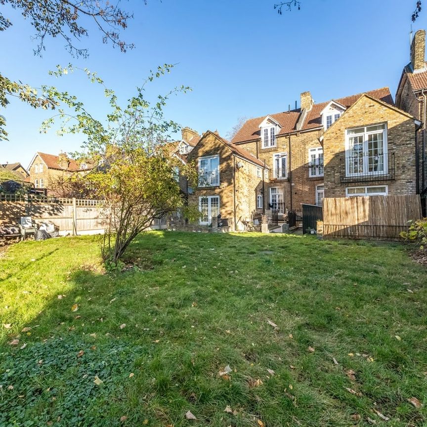 1 Bed Flat, Lee High Road, SE12 - Photo 1
