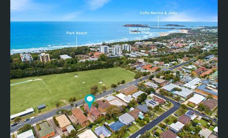 Beautifully Renovated 2-Bedroom Apartment in Prime Beachside Location - Photo 3