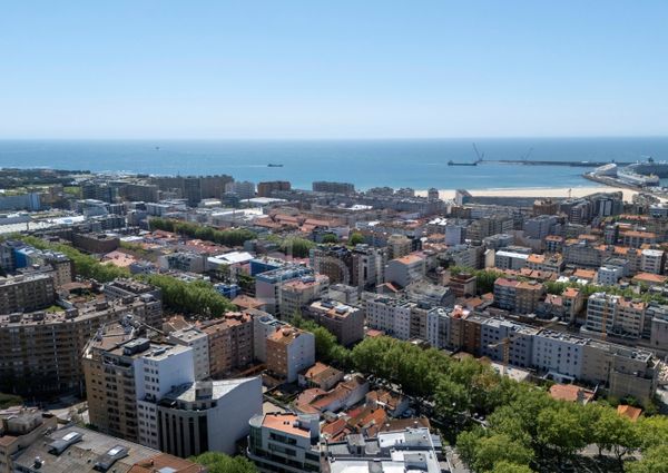 Apartamento T1 com terraço e lugar de estacionamento em Matosinhos