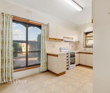 3 bedroom home in Murrumbeena prime spot. - Photo 5