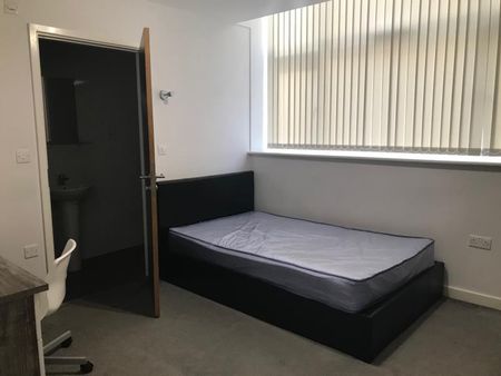 4 bedroom flat to rent - Photo 4