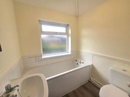 3 bedroom semi-detached house to rent - Photo 4