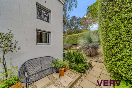 BRIGHT, BEAUTIFUL & PERFECTLY POISED TOWNHOUSE LIVING - Photo 2