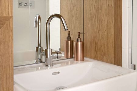 A bright top floor apartment - Photo 5