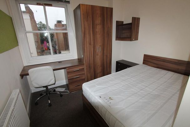 4 bedroom flat to rent - Photo 1