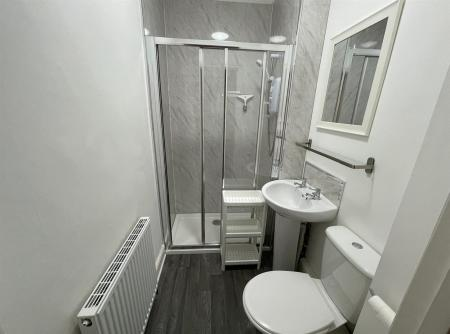 6 bedroom Town house To Let - Photo 4