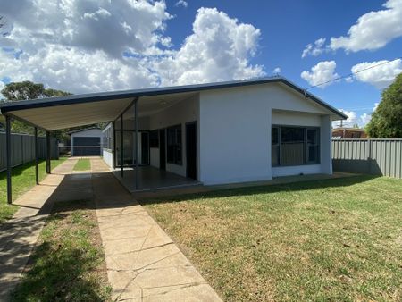 Charming Country Living in Dubbo – 3 Bedroom Home for Rent - Photo 2