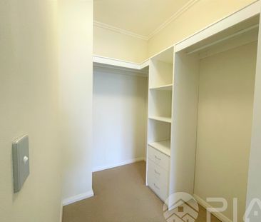 Stylish & Bright One Bedroom plus Study Apartment - Photo 6