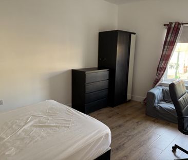 6 bedroom detached house to rent - Photo 4