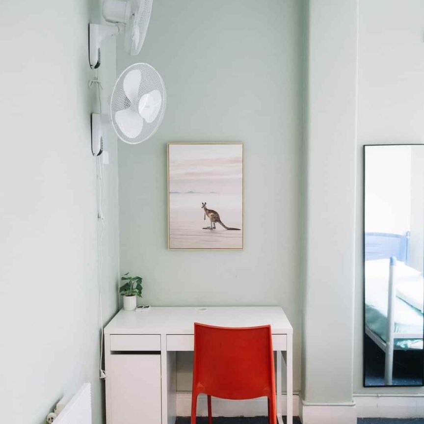 Single Room With Shared Bathroom - Photo 1