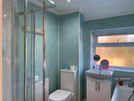 4 bedroom semi-detached house to rent - Photo 3