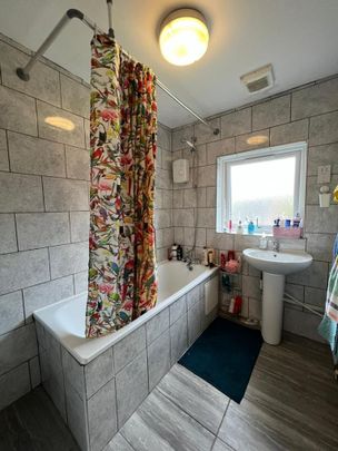 4 bedroom semi-detached house to rent - Photo 1