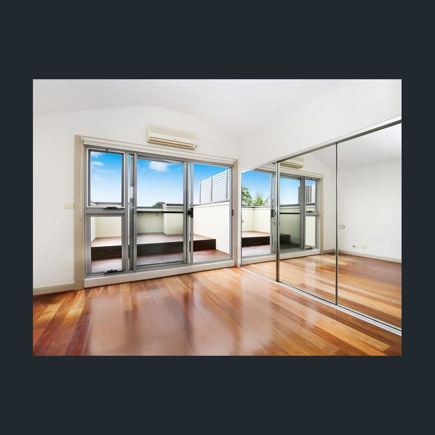 Private three bedroom townhome - Photo 1