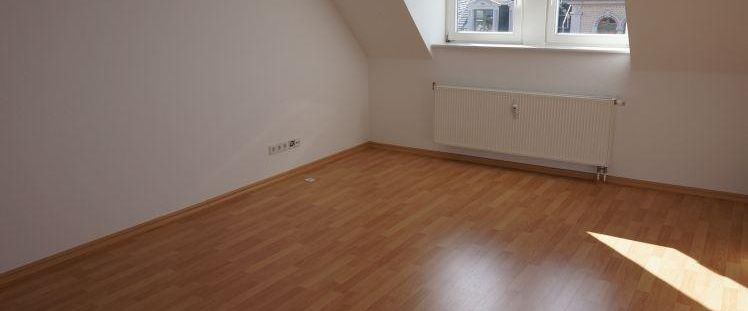 EBK inklusive ! Wohnen im DG- Laminat und großer Balkon ! - Photo 1