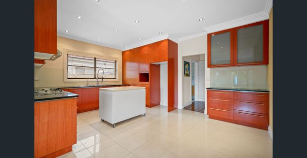 Stunning 3 Bedroom Family Home - Photo 1