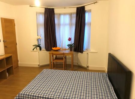 Studio Flat, Iveagh Avenue, NW10 - Photo 2