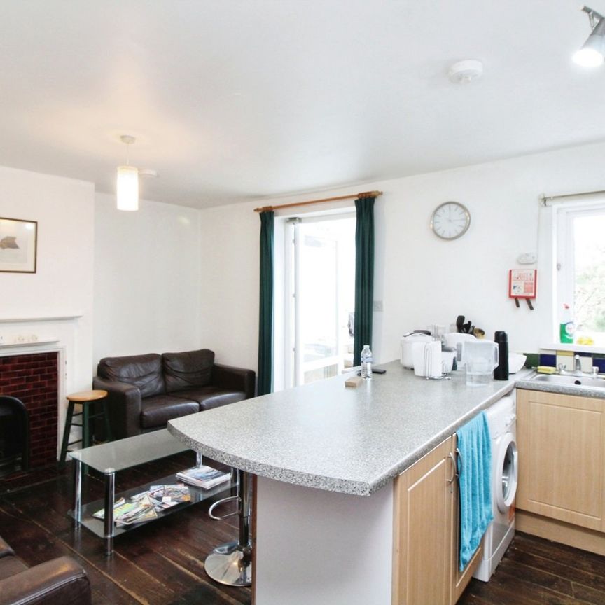 5 Bed Terraced House, Arnold Road, SO17 - Photo 1