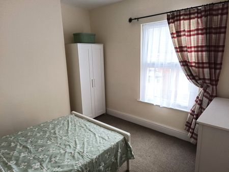 Room 2 Alexandra Road, Swadlincote - Photo 4