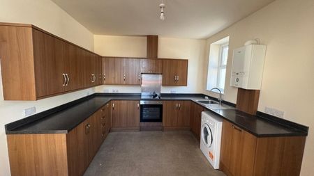 4 bedroom flat to let - Photo 3