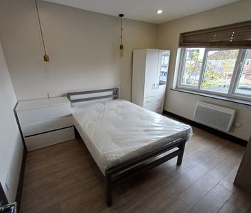 Room in a Shared House, Middle Road, SW16 - Photo 4