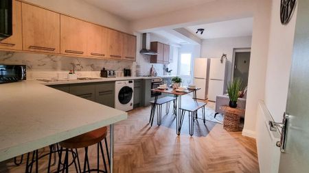 1 bedroom in a house share to rent - Photo 2