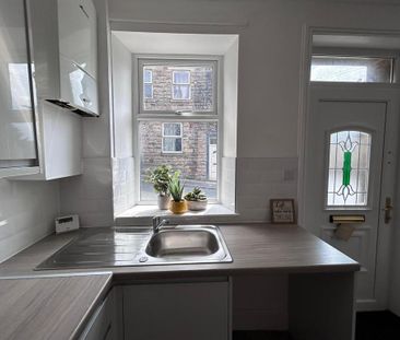 2 bedroom end of terrace house to rent - Photo 2