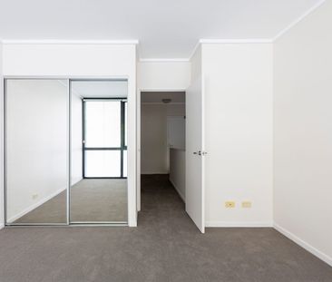 One bedroom apt with private street entry - Photo 1